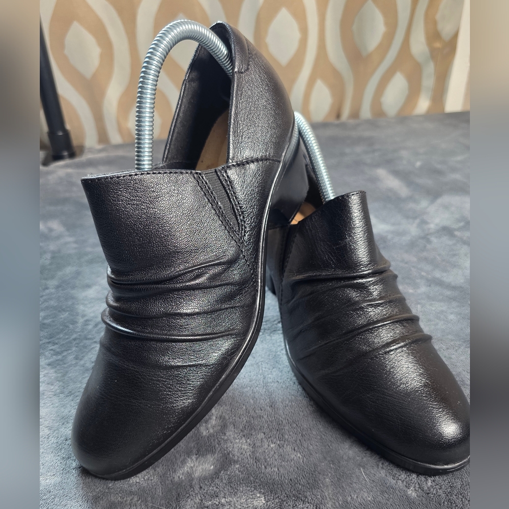 Clarks Collection Women 8.5 Emily Cove Black Leather Comfort Pump